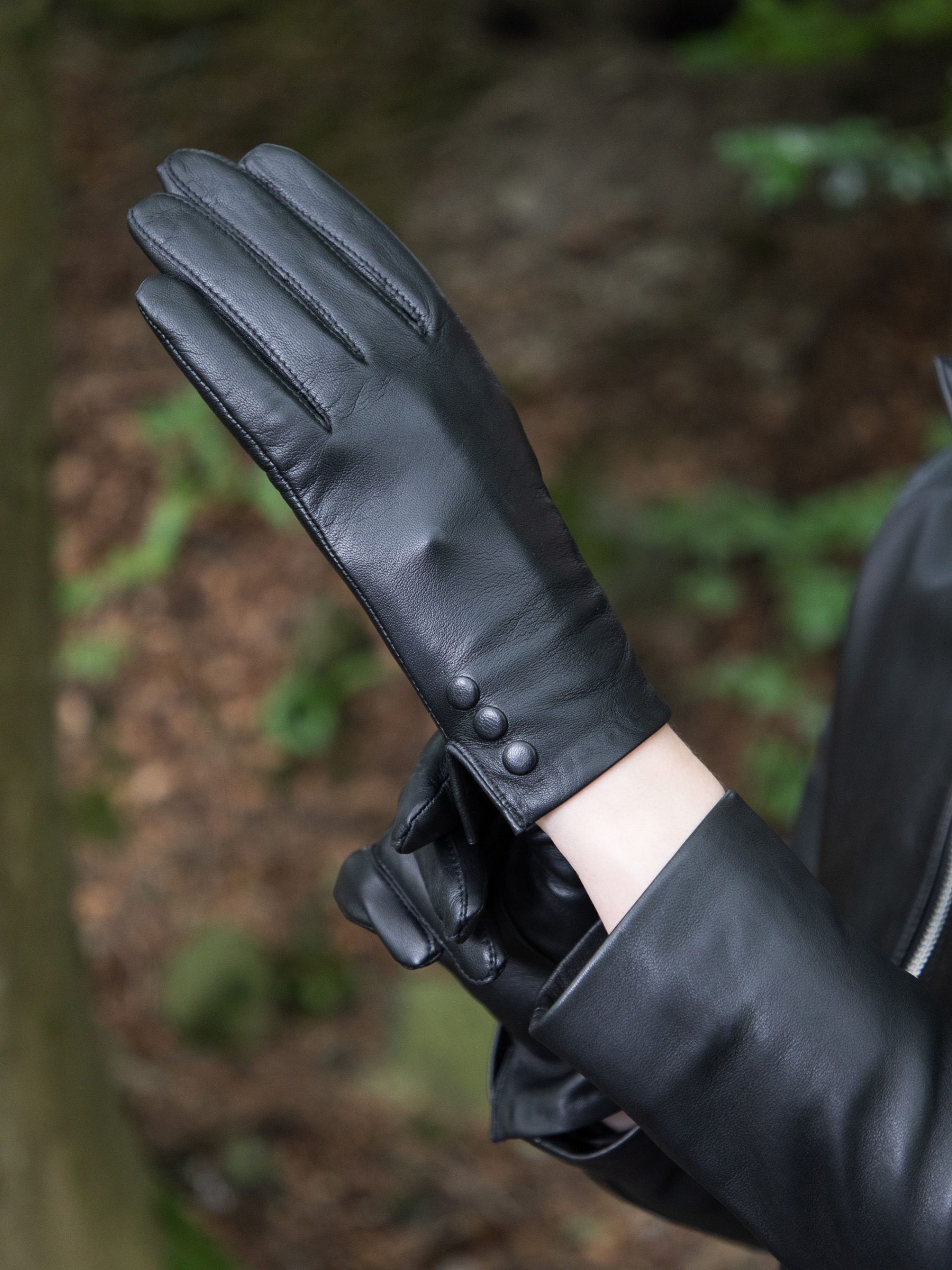 'Bassenthwaite' Button Detail Leather Gloves