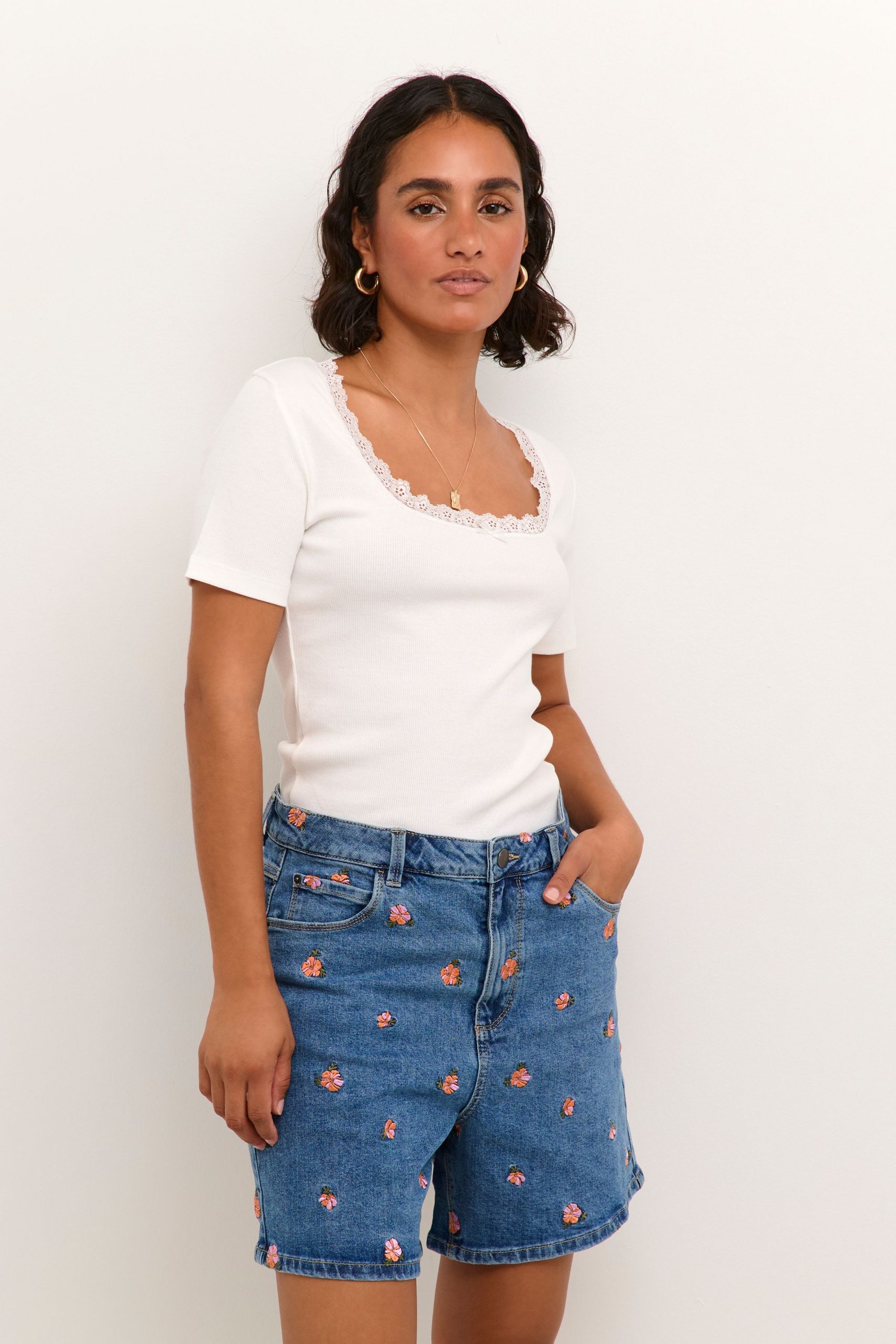 Elegant black t-shirt